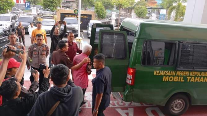 Foto: Tersangka korupsi tol Padang-Pekanbaru dibawa ke mobil tahanan.