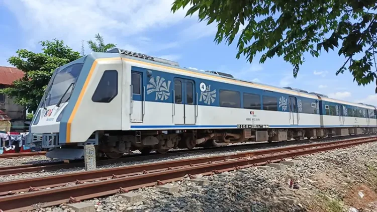Foto: Kelalaian oleh oknum masyarakat yang melanggar aturan saat melintas di perlintasan sebidang kereta api menyebabkan kerugian bagi penumpang kereta api karena terlambat sampai tujuan.(Dok:KAI Divre I SU)