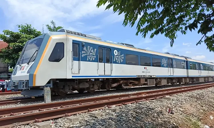 Foto: Kelalaian oleh oknum masyarakat yang melanggar aturan saat melintas di perlintasan sebidang kereta api menyebabkan kerugian bagi penumpang kereta api karena terlambat sampai tujuan.(Dok:KAI Divre I SU)