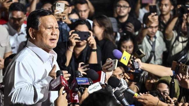 Foto: Presiden terpilih Prabowo Subianto memberikan keterangan kepada wartawan di depan rumahnya, Jakarta Selatan.