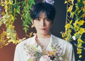 Flower Garden, Kim Jae Joong Bagikan Tangkai Bunga Kepada Fans