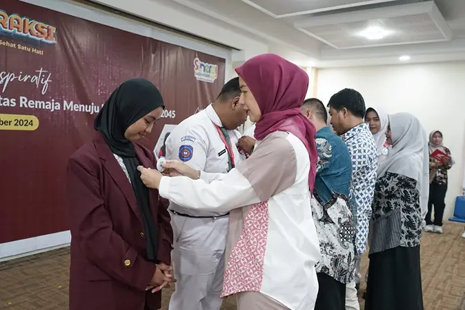 Foto: Corporate Social Responsibility Manager PT Astra Honda Motor, Catur Sri Wulandari melakukan pengukuhan kepada salah satu Duta Remaja Sehat pada gelaran Kolaborasi Aksi Remaja Sehat Satu Hati (KOLABERAKSI) di SMK Ananda Mitra Industri Deltamas, Bekasi, pada 29 Oktober 2024.(Istimewa)