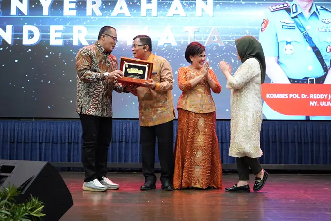 Foto: Plt Wali Kota Medan Aulia Rachman memberikan cinderamata kepada Kombes Pol Teddy Jhon Sahala Marbun di Hotel Grand Mercure, Medan, Selasa (8/10/2023) malam.(Istimewa)