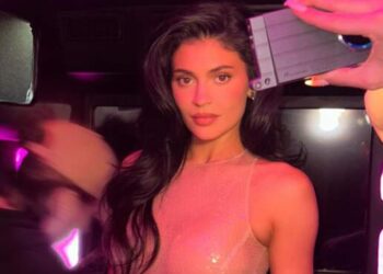 Kylie Jenner Tampil Seksi-Dress Transparan di Red Carpet Academy Museum Gala