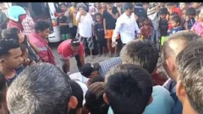Foto: Masyarakat sekitar TKP mengevakuasi korban.
