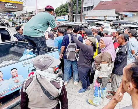 Foto: Warga masyarakat cukup antusias mengambil bingkisan makanan gratis Deli Serdang Sehat di Simpang Kayu Besar, Kecamatan Tanjung Morawa, Rabu (23/10/2024).