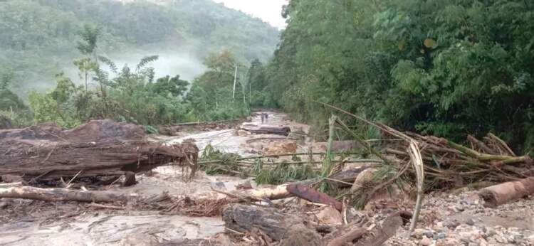 Foto: Arus lalu lintas dari Aceh Tenggara-Gayo Lues lumpuh total.