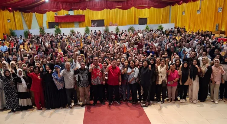 Foto: Tokoh Pejuang Pendidikan dr Sofyan Tan mengumpulkan koordinator tim Sahabat ST Deli Serdang serta menginstruksikan untuk turun kembali ke masyarakat dari pintu ke pintu untuk memenangkan pasangan calon Bupati dan Wakil Bupati Deli Serdang dr Asri Ludin Tambunan – Lom Lom Suwondo pada Pilkada 27 November mendatang.(Dok:Juli Simanjuntak)