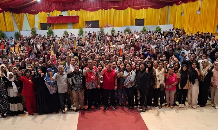 Foto: Tokoh Pejuang Pendidikan dr Sofyan Tan mengumpulkan koordinator tim Sahabat ST Deli Serdang serta menginstruksikan untuk turun kembali ke masyarakat dari pintu ke pintu untuk memenangkan pasangan calon Bupati dan Wakil Bupati Deli Serdang dr Asri Ludin Tambunan – Lom Lom Suwondo pada Pilkada 27 November mendatang.(Dok:Juli Simanjuntak)