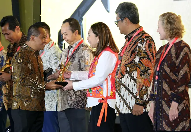 Foto: Direktur Komersial Ratih Esti Prihatini PGN menerima penyerahaan tropy Penghargaan Patra Karya Raksa Tama yang diserahkan langsung oleh Menteri ESDM Bahlil Lahadilia.(Dok:PGN)