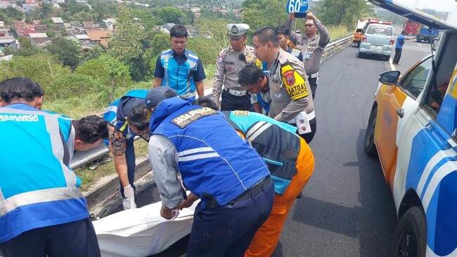 Foto: Empat orang pelajar tewas dalam kecelakaan minubus Elf di ruas Tol Bawen-Semarang.