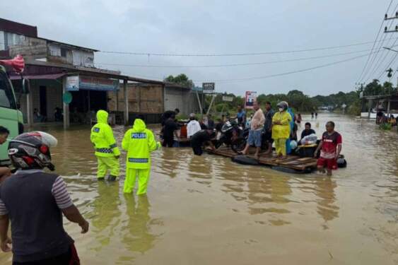Foto: Warga menaiki rakit setelah jalan nasional Aceh-Sumut di Ladang Rimba, Kecamatan Trumon Tengah, Kabupaten Aceh Selatan dilanda banjir, Minggu (13/10/2024).