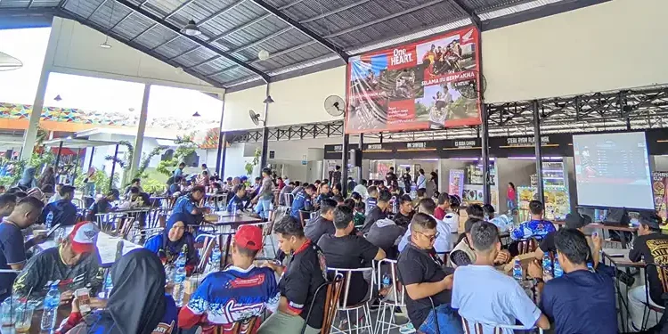 Foto: Komunitas motor Honda yang tergabung dalam Sumut Honda Bikers dalam memberikan dukungan kepada para pebalap Astra Honda Racing Team (AHRT) yang sedang berlaga di ajang Idemitsu Asia Talent Cup(IATC) dan MotoGP.(Istimewa)