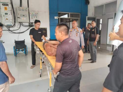 Foto: Kapolsek Bangun Purba AKP Firdaus Kemit saat membawa pelaku Curanmor ke rumah sakit.