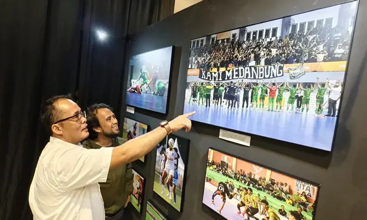 Foto: Plt Wali Kota Medan Aulia Rachman mengamati deretan foto ajang PON Aceh-Sumut yang dipamerkan di Rivavark, Atrium Deli Park Medan.(Istimewa)