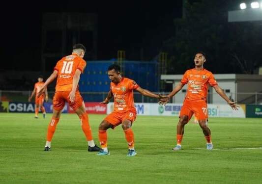 Foto: Pemain Persiraja Banda Aceh Miftahul Hamdi selebrasi usai mencetak gol ke gawang PSMS Medan.