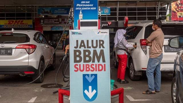 Foto: Pembeli BBM subsidi jenis pertalite di SPBU.