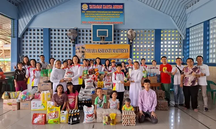Foto: Vihara Kshanti Maitreya menggelar kegiatan bakti sosial di Yayasan Pendidikan SLB-B Karya Murni (Tuna Rungu), Jalan HM. Joni No.66 A, Medan, Minggu (20/20/2024).
Kegiatan dihadiri Ketua Vihara Kshanti Maitreya Pandita Madya Rusma, Ketua Bidang Sosial Lina Tamin, Lembaga PERMATABUMI, Lembaga PERSADABUMI dan Guru guru SMB serta Suster Yulita bersama Anak Anak Yayasan Pendidikan SLB-B Karya Murni.(Dok:Vihara Kshanti Maitreya)