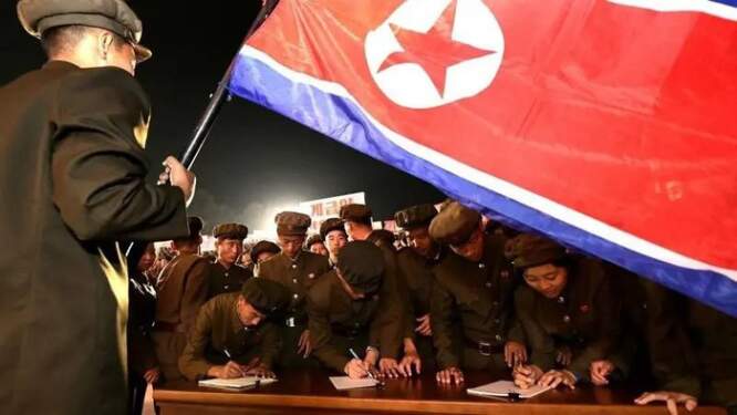 Foto: Pemuda Korut mendaftar untuk bergabung militer.