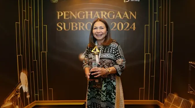 Direktur Komersial PGN Ratih Esti Prihatini mewakili PGN menerima piala Subroto Award 2024.(Dok:PGN)