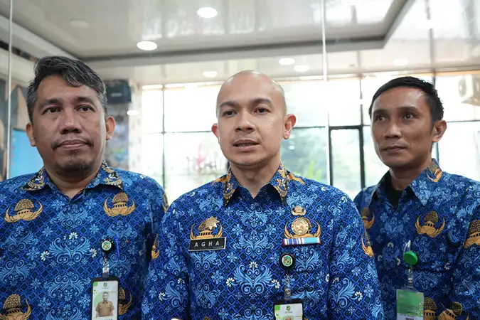 Foto: Sekretaris Dinas Kominfo Kota Medan Agha Novrian (tengah) mengikuti penilaian interviu evaluasi SPBE tahun 2024 secara daring di ruang Command Center Balai Kota Medan, Kamis (17/10/2024).(Istimewa)