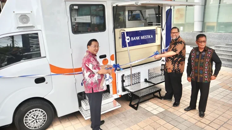 Foto: Mobil kas keliling diresmikan Direksi Bank Mestika yang dihadiri oleh Achmad S. Kartasasmita - Presiden Direktur, Harun Ansari - Direktur Operasional dan Yusri Hadi - Direktur Umum.(Dok:Bank Mestika)