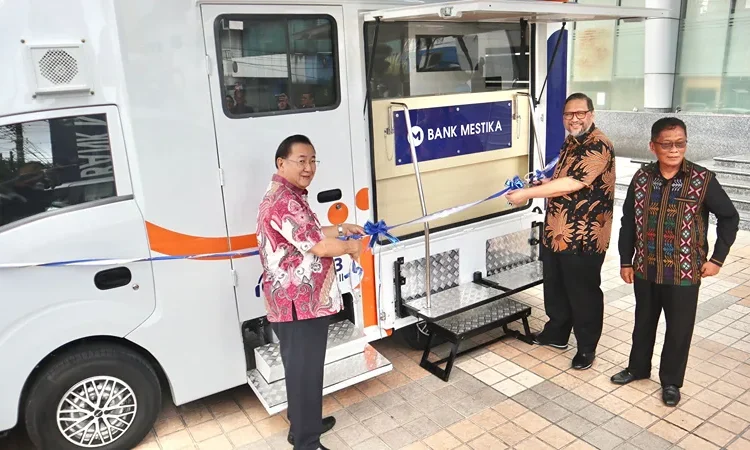 Foto: Mobil kas keliling diresmikan Direksi Bank Mestika yang dihadiri oleh Achmad S. Kartasasmita - Presiden Direktur, Harun Ansari - Direktur Operasional dan Yusri Hadi - Direktur Umum.(Dok:Bank Mestika)