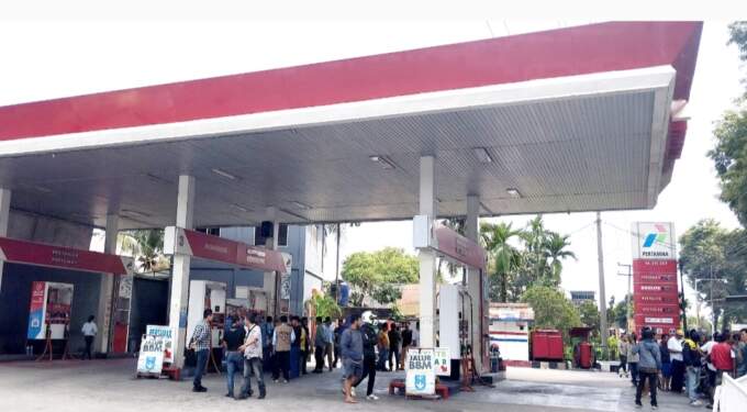 Foto: Pertalite bercampur air di SPBU Pematang Siantar.