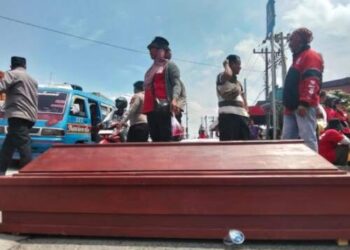 Ratusan Warga Selambo Bawa Peti Mati ke Polda Sumut