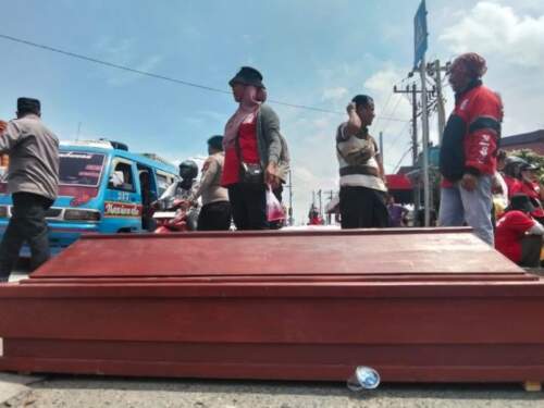 Foto: Peti mati yang dibawa para pengunjuk rasa di Polda Sumut.
