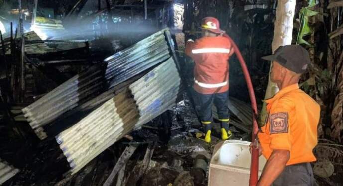 Foto: Petugas BPBD Kota Binjai memadamkan api yang membakar rumah warga Kelurahan Bakti Karya Binjai.
