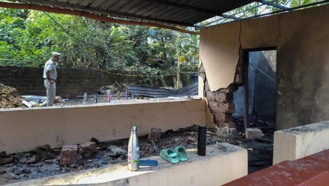 Foto: Polisi memeriksa area kuil Hindu di Kerala yang menjadi lokasi ledakan kembang api yang melukai lebih dari 150 orang.