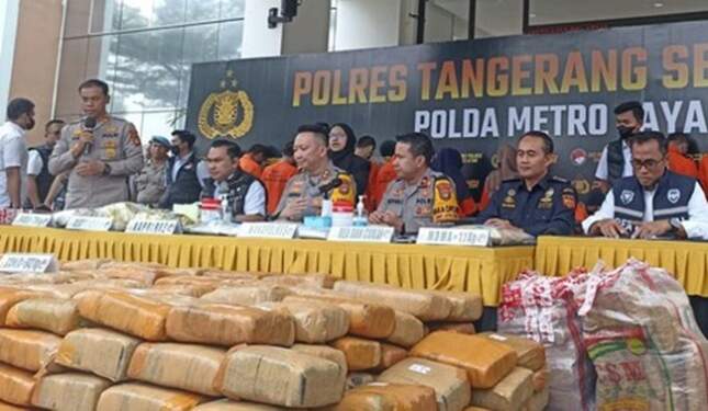 Foto: Polres Metro Tangsel menangkap 15 tersangka pengedar narkoba jaringan nasional dan internasional, dengan total barang bukti narkoba yang disita senilai Rp 77 miliar.