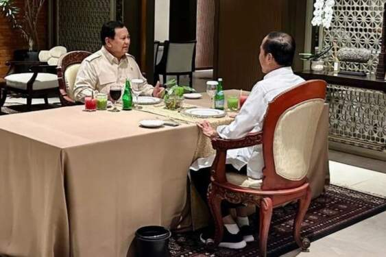 Foto: Presiden terpilih Prabowo Subianto bersama Presiden Joko Widodo.