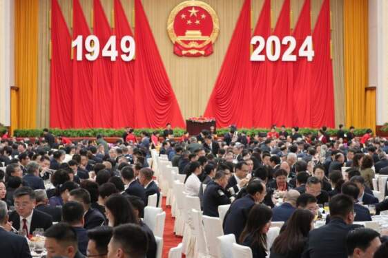 Foto: Presiden Tiongkok Xi Jinping mengajak para undangan bersulang dalam resepsi Resepsi Hari Nasional untuk merayakan Hari Ulang Tahun ke-75 Tiongkok.