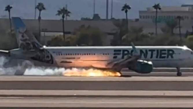 Foto: Pesawat Frontier Airlines terbakar saat mendarat di bandara Las Vegas.