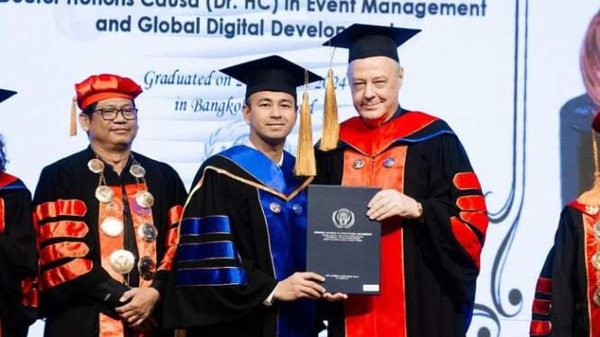 Foto: Raffi Ahmad mendapat gelar Doktor Honoris Causa oleh Universal Institute of Professional Management (UIPM).
