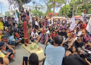 Masyarakat Adat Demonstrasi di DPRD Sumut