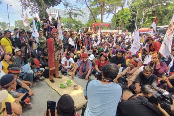 Foto: Ratusan masyarakat adat melakukan aksi di depan gedung DPRD Sumatera Utara, di Medan, Senin, (28/10/2024).