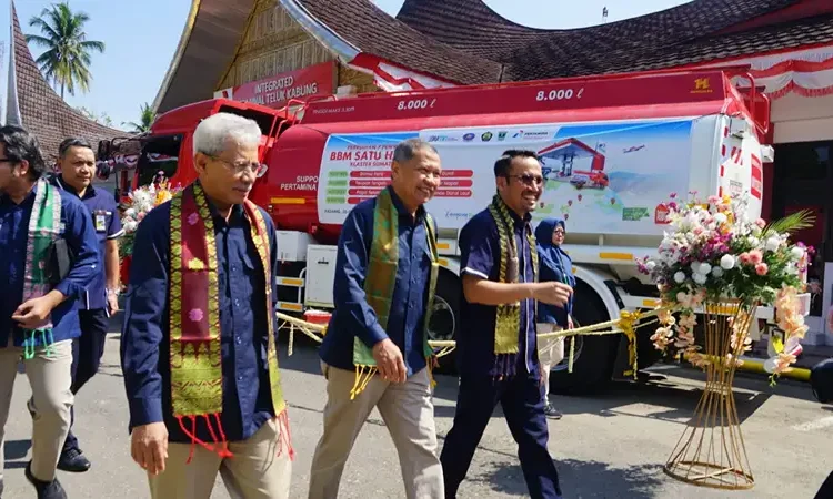 Foto: PT Pertamina Patra Niaga terus berupaya mendorong peningkatan ekonomi hingga ke daerah 3T dengan meresmikan secara serentak 7 lembaga penyalur BBM Satu Harga Klaster Sumatera di Integrated Terminal (IT) Teluk Kabung, Sumatera Barat pada Rabu (30/10) kemarin.(Dok:Pertamina Sumbagut)