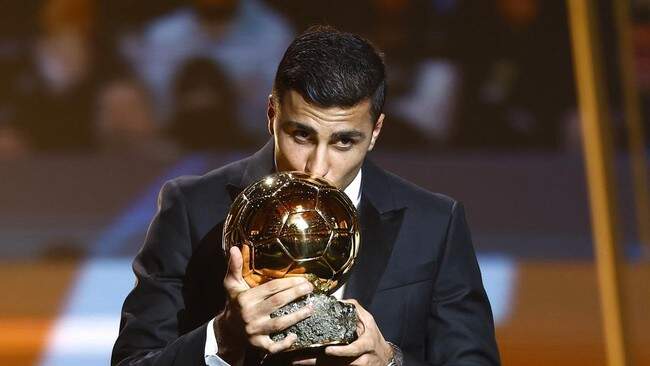 Foto: Rodri meraih gelar Ballon d'or 2024.