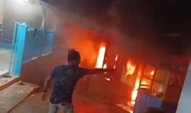 Foto: Warga berupaya memadamkan api sebelum petugas damkar tiba di lokasi.