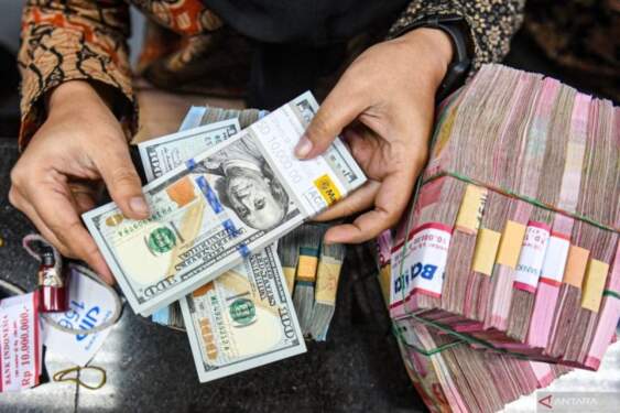 Foto: Rupiah dibuka di posisi Rp15.472 per dolar AS pada Senin (21/10) pagi, naik 9 tipis 0,06 persen dibandingkan penutupan di hari sebelumnya.