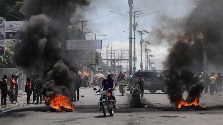 Foto: Kobaran api di jalanan Haiti.