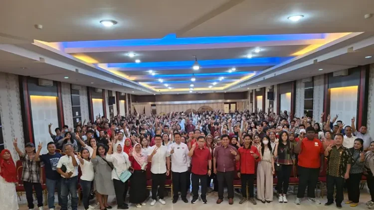 Foto: Sofyan Tan saat bersama 342 koordinator tim sahabat ST untuk wilayah Dapil Medan 4 di Medan, Sabtu (5/10).(Dok:Juli Simanjuntak)