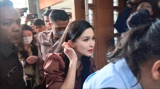 Foto: Sandra Dewi saat menjadi saksi Harvey Moeis.