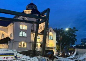 Pembatas Proyek BRT di Medan Roboh Diterjang Hujan-Angin Kencang