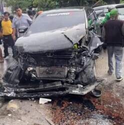 2 Innova Terlibat Tabrakan di Jalan Krakatau Hantam Bengkel