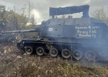 Foto: Makanan khas Palembang Pempek Tertulis Pada Tank Perang Howitzer di Rusia 1