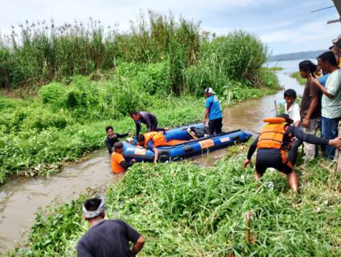 Foto: Penemuan jasad korban tenggelam di Danau Toba.